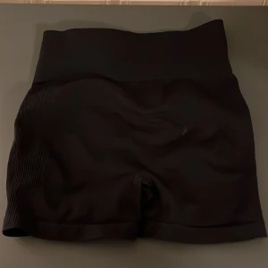 Svarta shorts med hög midja i storleken S - Snygga svarta shorts med hög midja och scrunch.🩷