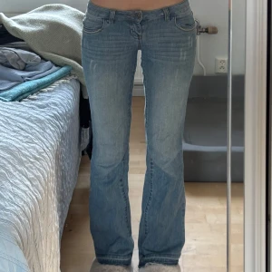 Lågmidjade bootcut jeans - Lågmidjade bootcut jeans, vintage, jättefint skick och jättesnygga men lite korta på mig, Innerbenslängd 79 Midjemått 37 💕