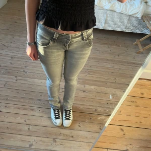 Grå lågmidjade pepe jeans  - Snygga grå jeans från pepe jeans med låg midja och straight fit. Stretchiga i midjan och bra skick.