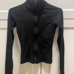 Zip topp från Gina Tricot. xs - Långärmad zip tröja från Gina Tricot Sparsamt använd. Storlek XS 🌸