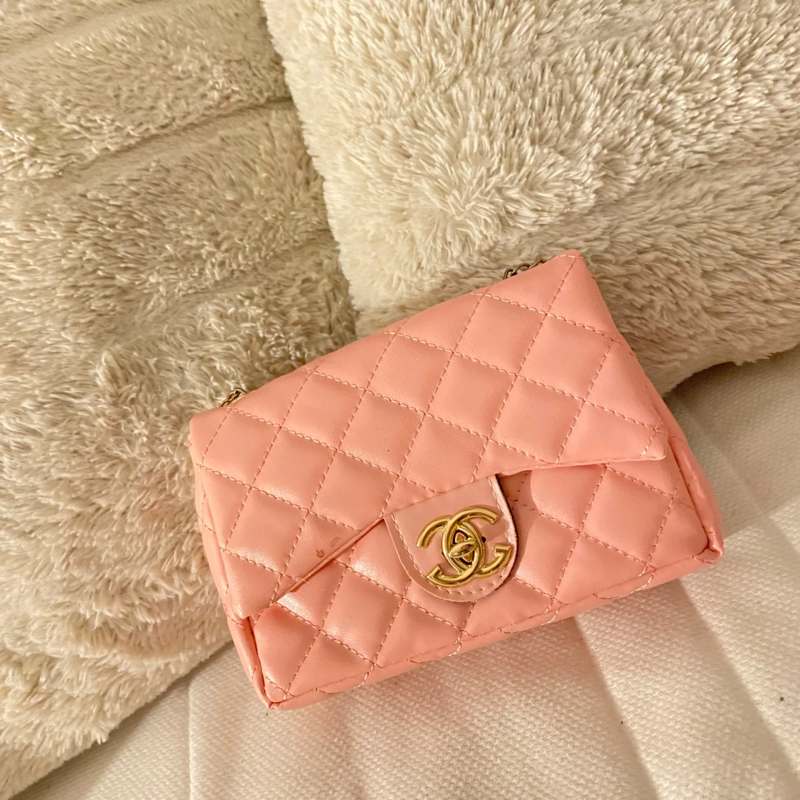 Rosa quiltad axelväska