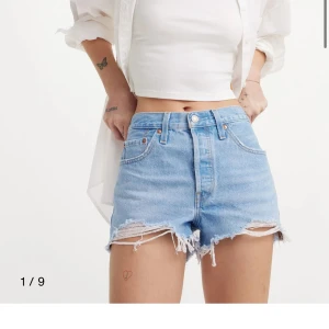Blå jeansshorts från Levi's - Snygga blå jeansshorts från Levi's. Hög midja men skulle säga att det är mer mid raise. Nypris 639kr