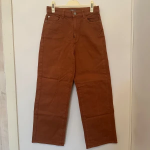 Bruna byxor från Lindex - Snygga bruna byxor från Lindex i modellen 'Hanna'. Byxorna har en rak passform och är högmidjade, vilket ger en stilren look. 