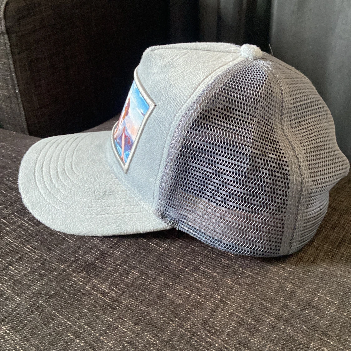 Grå keps med retrotryck - 1