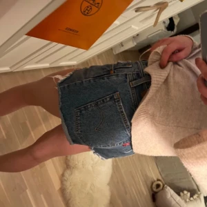 jeansshorts  Levi's - Levi's, modell 501 shorts, mid midja, super fina, använda 1 gång 💖💖