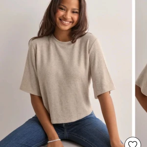 Beige topp från Nelly - Säljer denna, världens skönaste topp från Nelly. Helt ny och säljer pga inte min stil. 