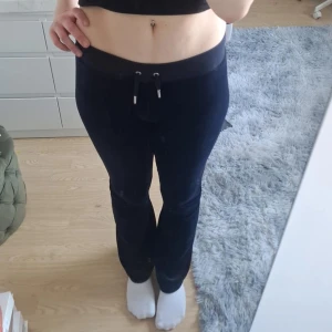 Marinblå mjukisbyxor från Juicy Couture - Snygga marinblå mjukisbyxor från Juicy Couture. Knappt använda och fortfarande "fluffiga" så i väldigt bra skick.