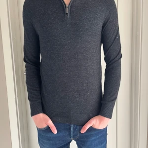 Stickad halv zippad tröja - Stickad halv zippad tröja som sitter perfekt till kroppen🤩perfekt till våren🙌 storlek S