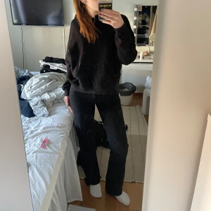 Svarta jeansbyxor - Snygga svarta jeansbyxor från bikbok med medelhög midja och en klassisk femficksdesign. Knappen längst upp är lite trasig. Men inget som försämrar funktionen. Pris kan därför diskuteras 