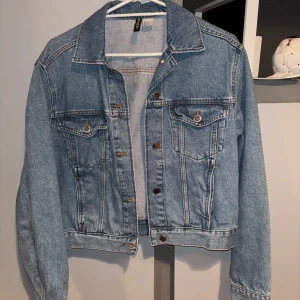 Blå jeansjacka från HM - Blå jeansjacka från hm. 