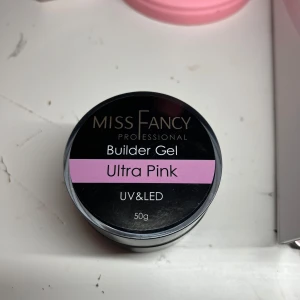 Builder Gel Ultra Pink från Miss Fancy - Säljer en burk med Builder Gel i färgen Ultra Pink från Miss Fancy. Perfekt för att bygga starka och hållbara naglar. Gelen är kompatibel med både UV och LED-lampor och kommer i en praktisk burk på 50g.