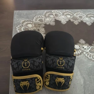 Mma handskar -Ilia Topuria. Storlek M - Säljer Mma handskar i storlek M. Endast testade en gång. Ny pris 689kr