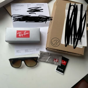Rayban boyfriend  - Rayban boyfriend solglasögon, skick-9,5/10 (inprincip helt nya) Allt OG följer med! Självklart äkta! Perfekt nu inför sommarn och våren! Hör av er vid frågor, Mvh Måns 🙌