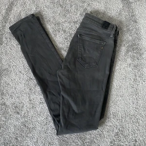 Replay Jeans  - Tja! Säljer dem här snygga Replay Jeansen. Storlek W28 L32, Skick 9/10, färg Grå, Nypris cirka 1200 nu endast 349kr! Hör av er vid minsta lilla fråga eller fundering! 