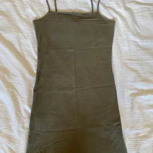 Olivgrön klänning  - Röd klänning från Divided med smala axelband