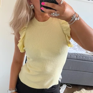 gul volangtopp - så söt topp från h&m med volanger 💛🌟