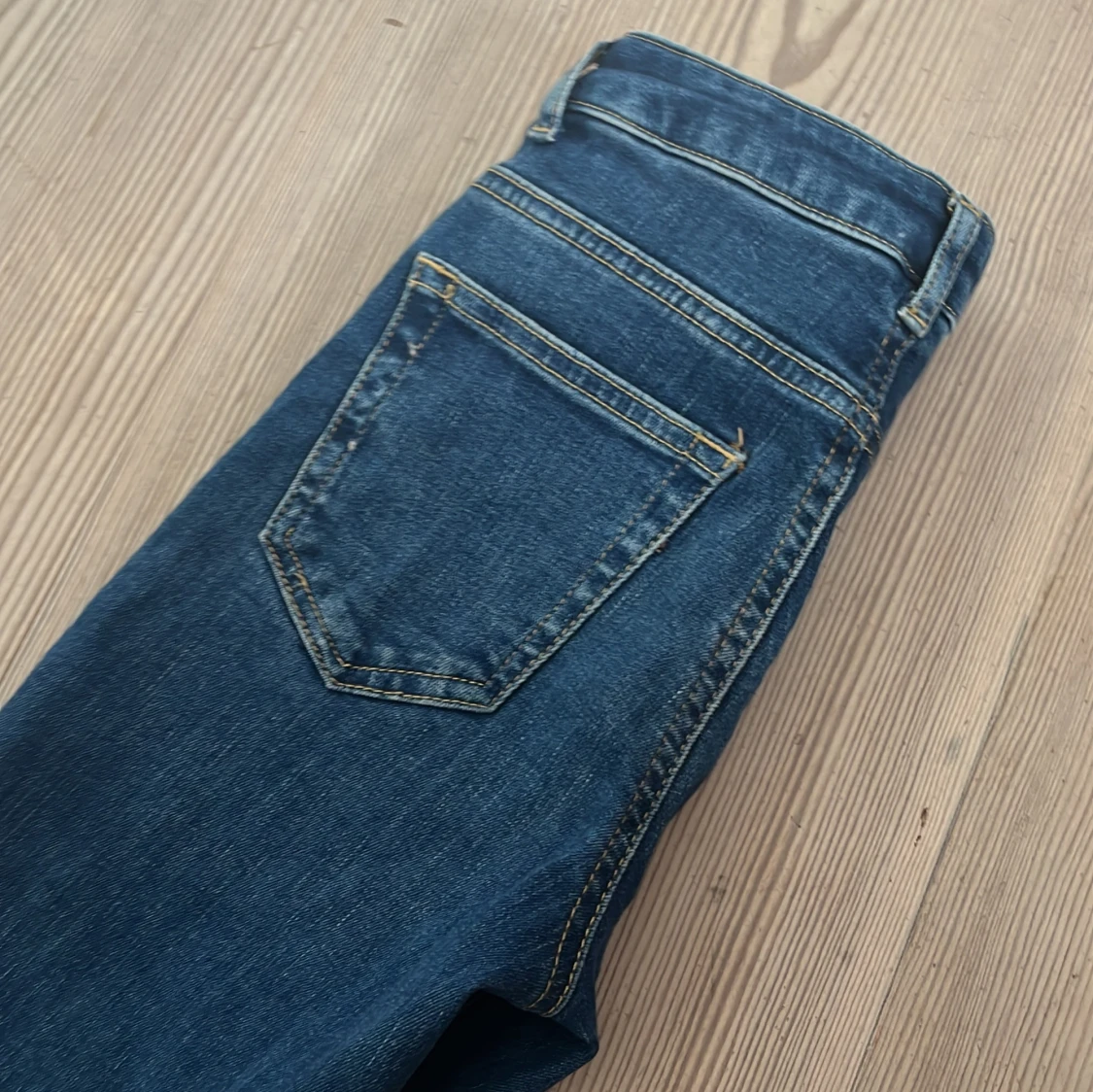 Blå bootcut jeans från Grunt - 1