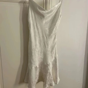 Vit klänning med detalj 🤍 - Säljer nu min superfina vita klänning med fin detaljering ifrån Bikbok. Den är endast använd en gång, hör av er vid frågor 🤍
