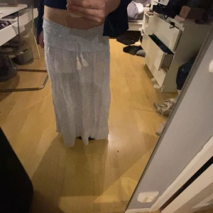 Ljusblå långkjol från Gina Tricot  - Säljer denna kjolen då jag inte använt så mycket och den bara tar plats i min garderob. Storlek 158-164 men skulle säga att den motsvarar en xs. Fint skick använd fåtal gånger. Skriv för mer bilder 