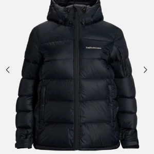 Peak performance jacka - Peak performance frost jacka i got skick utan revor eller hål. Skriv gärna om du har några frågor eller vill ha fler bilder. 