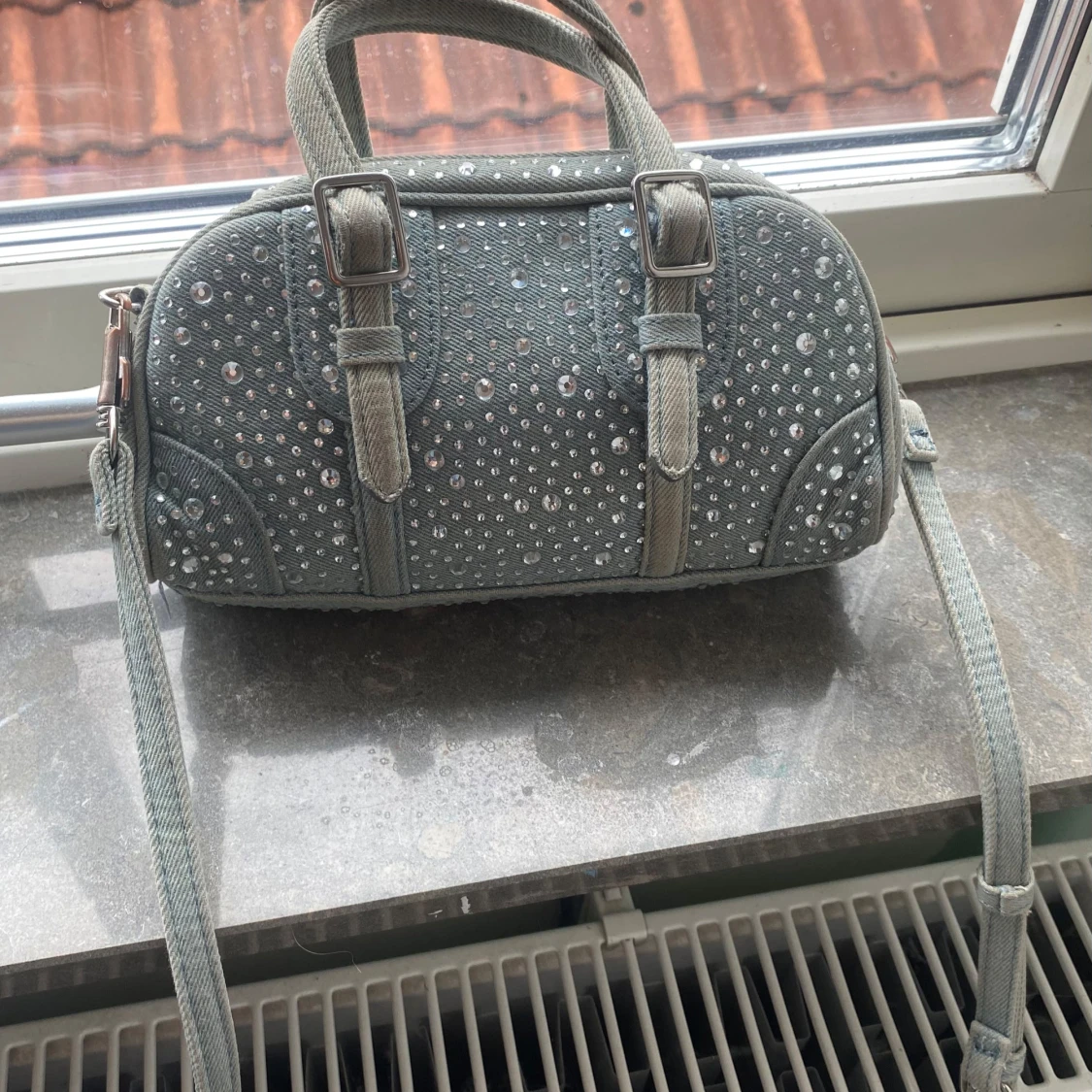 Glittrig axelväska i jeansmaterial - 1