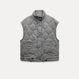 Grå quiltad Zara väst - Så snygg grå quiltad väst med hög krage och praktiska fickor framtill. Västen har en dragkedja och knappar för extra stil och funktionalitet. Perfekt för lager-på-lager nu till våren🌸💕Inga defekter, använd en gång!