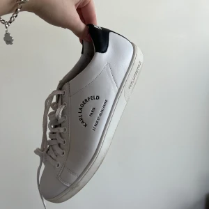 Vita sneakers från Karl Lagerfeld - Vita sneakers från Karl Lagerfeld. Sparsamt använda men vissa tecken på användning. 