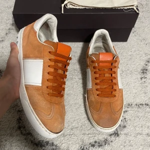 Valentino Flycrew - Valentino Flycrew | storlek 41-42 | skick 7/10 (6 nitar borta och allmänt väldigt använda, det har lossnat lite på högra skon se bild 5) Box och dustbag ingår | fler frågor? Kontakta oss! | 