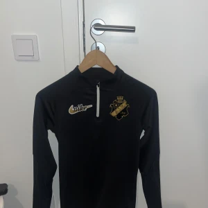 AIK TRÄNINGSTRÖJA - Hejsan 👋🏼, nu säljer jag denna polo tröja i svart. Den är använd vid ett få tal tillfällen, men inga tecken på användning då jag har knoppat den och är helt perfekt skick.  Tröjan är i storlek S. Vid intresse, frågor eller andra funderingar, tveka inte på att höra av dig :)  Nypris: 2195kr 💸  Priset kan även diskuteras vid snabb affär 😄