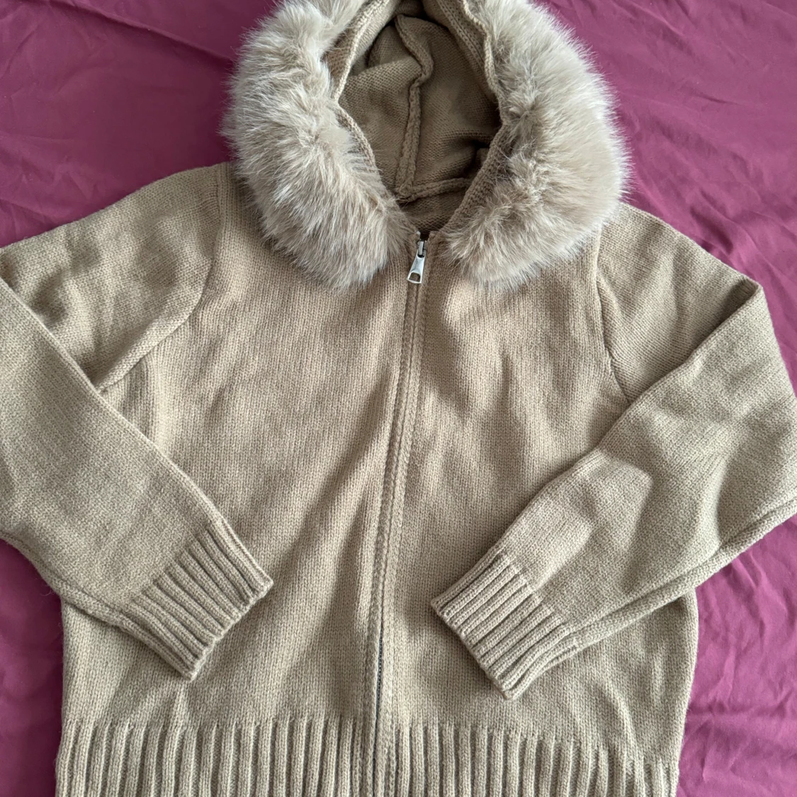 Beige stickad jacka med fuskpäls 