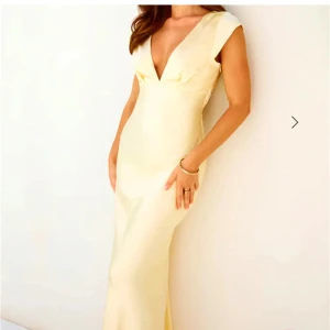 Gul balklänning  - Superfin balklänning som jag köpte från hello Molly. Aldrig använd och lapp finns kvar. Köptes för 1700kr.