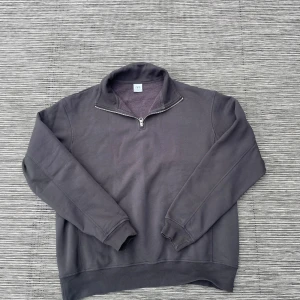 Grå tröja med dragkedja från Zara - Säljer en stilren grå tröja från Zara med halv dragkedja. Tröjan har långa ärmar och ribbade muddar vid ärmslut och nederkant. Storlek M Medium och om du har några frågor är det bara att höra av dig 🙌🙌😁😁