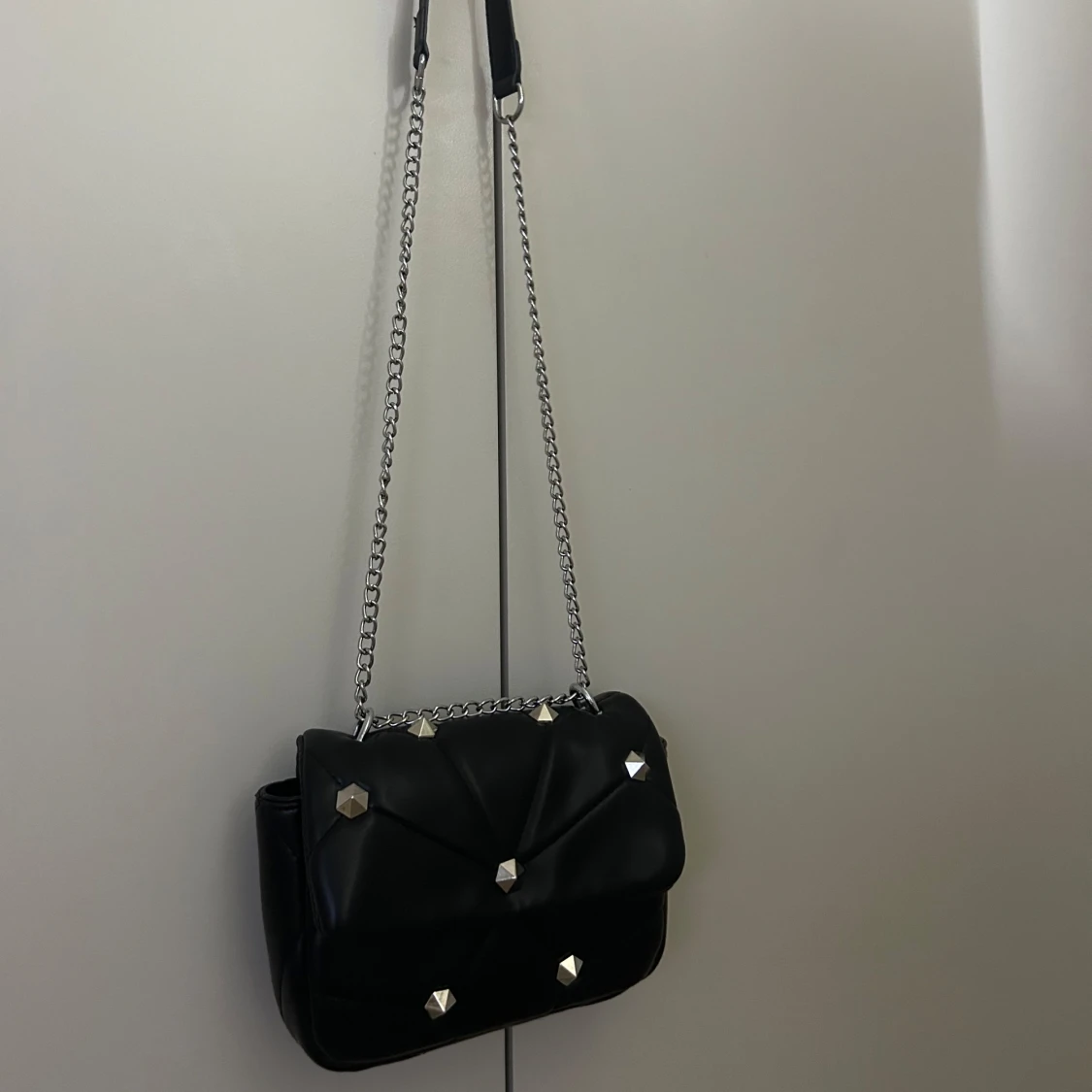 Svart axelväska med kedja - 1