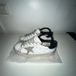 Golden goose  - Säljer dessa riktigt snygga golden goose superstar✅ skick är 7-8 av 10✅ strl 40 men passar 41✅