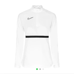 Nike tränings tröja  - Säljer denna då den inte kommer till användning, köpt för något år sedan men lappen är kvar. 