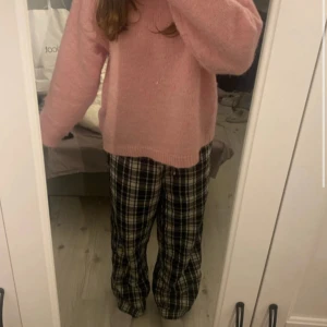 Rosa stickad tröja från Gina Tricot - Mysig rosa stickad tröja från Gina Tricot. Perfekt för kyliga dagar med sin mjuka och bekväma passform. Tröjan har långa ärmar och en rund halsringning.