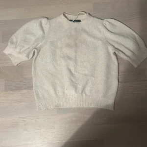 Vit stickad tröja från Vero Moda - Säljer en söt vit stickad tröja från Vero Moda med puffiga ärmar och ribbade kanter. 🤍