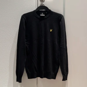 Ull tröja från Lyle & Scott - Säljer en stilren svart tröja från Lyle & Scott med deras ikoniska logga på bröstet. Tröjan har långa ärmar och är perfekt för en klassisk look. Passar bra till både jeans och chinos. Pris kan diskuteras