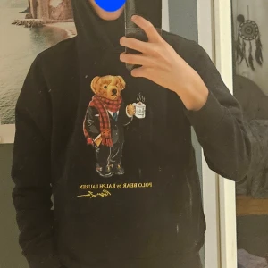 Svart hoodie från Ralph Lauren - Säljer en svart hoodie från Ralph Lauren.. Hoodien har långa ärmar och en klassisk passform. Skön och stilren design för alla tillfällen.