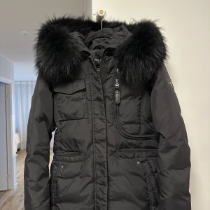 Svart dunjacka från Hollies - Knappt använd, inga märken! 