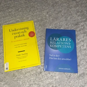 Undervisning i teori och praktik - Lärarens relations kompetens - Boken 'Undervisning i teori och praktik' är en introduktion i didaktik av Gunnar Lindström och Lars Åke Pennlert. Den har en gul framsida med svart text och en röd cirkel som markerar en utmärkelse. Perfekt för dig som vill fördjupa dig i pedagogik och undervisningsmetoder. 100kr styck