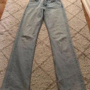 Ljusblå jeans från Zara - Säljer ett par ljusblå jeans från Zara i storlek 34. De har en klassisk femficksdesign och raka ben.