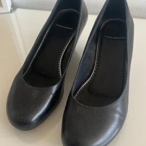 Svarta klacka skor från Vagabond - Klacka skor från Vagabond i skinn. Storlek 36, mycket bra skick!