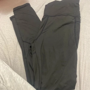 Svarta leggings från Shein - Säljer ett par svarta leggings från Shein i storlek S. De är tillverkade i ett stretchigt material som ger en bekväm passform. Perfekta för en avslappnad stil eller träning. Fickor vid höfterna