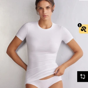 Vit bomullst-shirt - Klassisk vit t-shirt i mjuk bomull från Intimissimi med rund hals och korta ärmar. Perfekt basplagg för alla tillfällen.