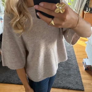 Beige stickad tröja - Säljer en mysig beige stickad tröja med trekvartsärm. 