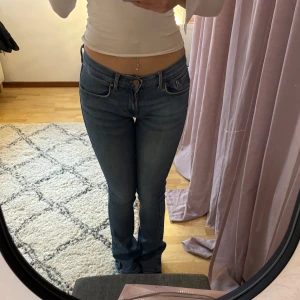 Blå jeans - Säljer dessa snygga jeans då de inte kommer till användning längre. Vet inte vart dom är ifrån tyvärr!! Lite långa i benen och har då gått sönder dom på vardera sida, är även lite gul/gröna fläckar på de och fickorna där fram vecklas ut lite då och då. Är 163cm och det är storlek xs!!