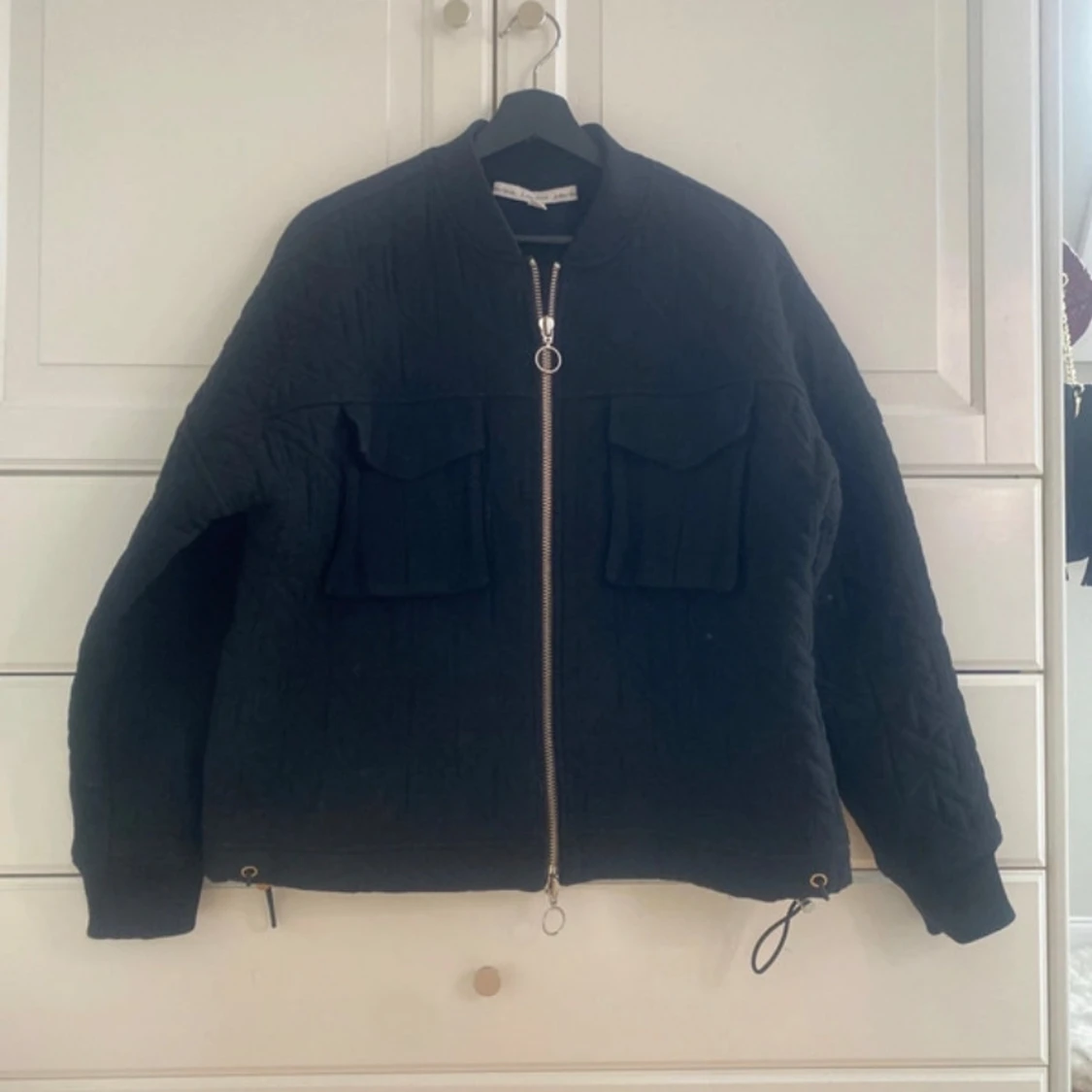 Svart quiltad jacka från & Other Stories