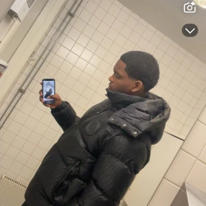 Svart pufferjacka med huva - Lanserad av lorenzo men säljs inte längre. Skick:10/10 nypris:2000kr