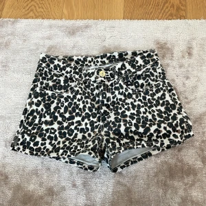 Leopard shorts! 🐆  - Snygga leopardmönstrade shorts med knapp och dragkedja framtill. Säljs för 65kr och är i storlek 11-12! De är lite i långa i benen men man kan vika upp dem! 🐆❤️‍🔥